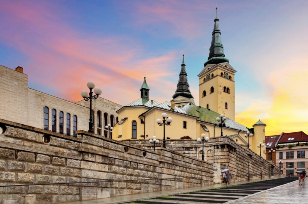 Historické centrum Žiliny s Burianovou vežou pri západe slnka
